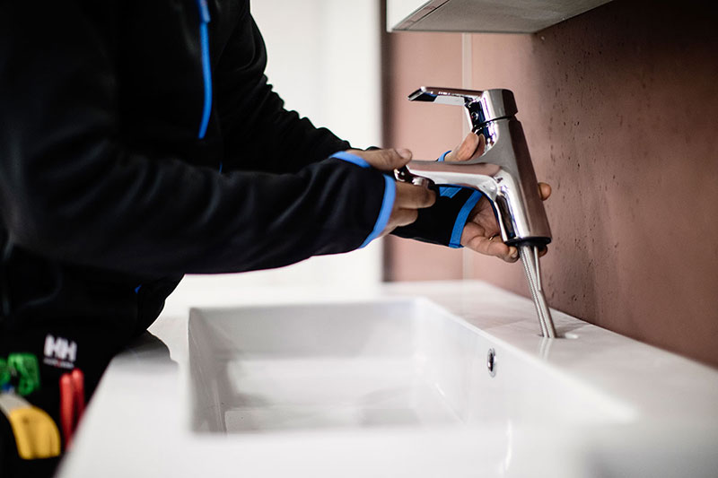 VB Rørlegger monterer servantbatteri